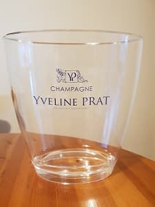 Seau à champagne pour rafraichir le champagne d un producteur